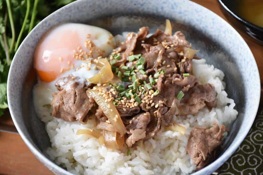 Gyudon (牛丼) – ryż z wołowiną na słodko