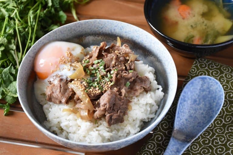 Gyudon (牛丼) – ryż z wołowiną na słodko