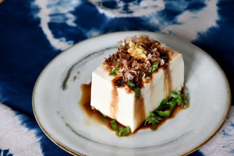 Hiyayakko (冷奴) – tofu na zimno
