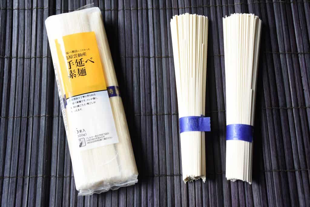 Sōmen ( 素麺 ) – makaron sōmen z wieprzowiną, warzywami i grzybami shiitake