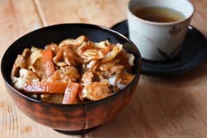 Donburi (丼) z wieprzowiną i pastą gochujang