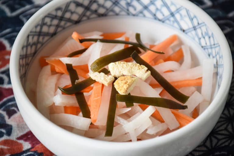 Namasu (なます) – sałatka z białej rzodkwi daikon i marchewki