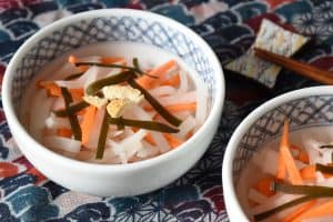 Namasu (なます) – sałatka z białej rzodkwi daikon i marchewki