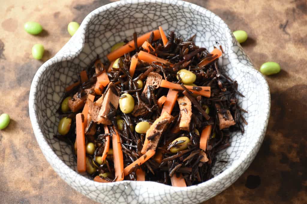 Hijiki no Nimono (ひじきの煮物) – sałatka z wodorostami hijiki