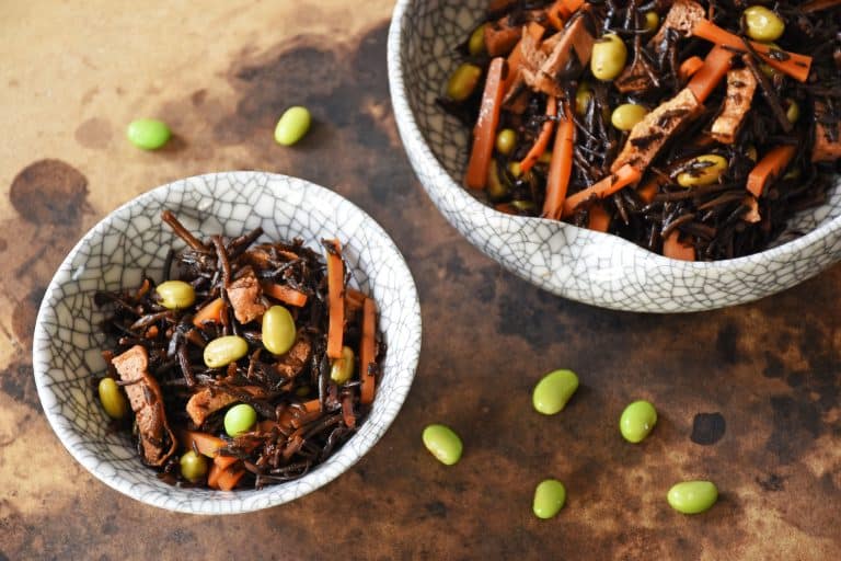 Hijiki no Nimono (ひじきの煮物) – sałatka z wodorostami hijiki
