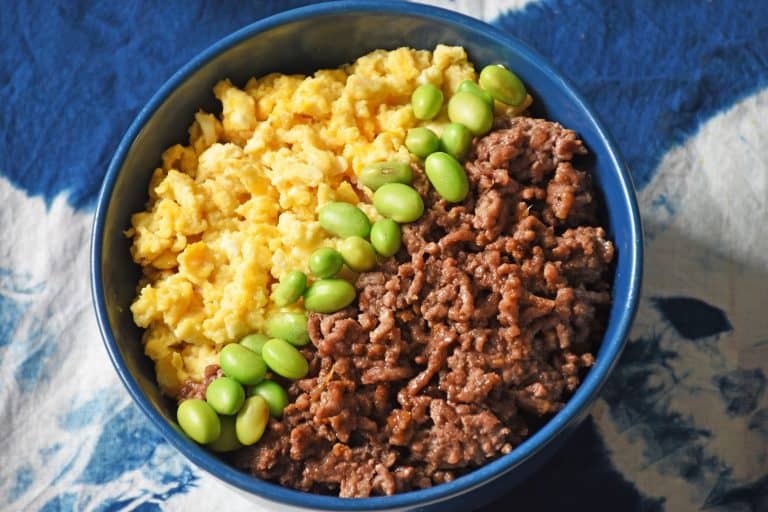 Sanshoku Soboro Don (三色そぼろ丼) – trójkolorowe donburi z wołowiną