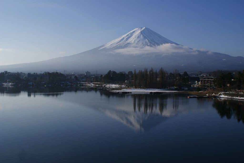 Sakasa Fuji (逆さ富士) – góra Fuji "do góry nogami"