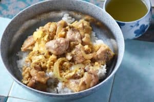 Oyakodon (親子丼) – "rodzic i dziecko", czyli kurczak z jajkiem