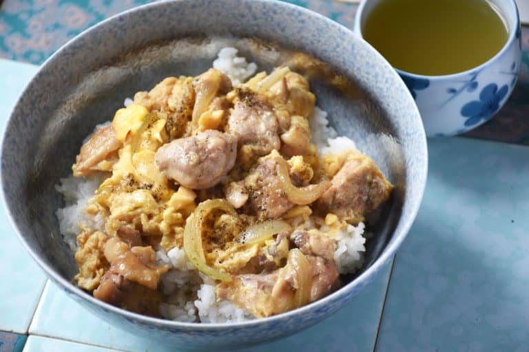 Oyakodon (親子丼) – "rodzic i dziecko", czyli kurczak z jajkiem