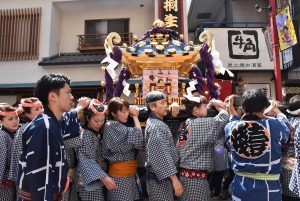 Sanja Matsuri (三社祭) – jeden z trzech największych festiwali shintō w Tokio