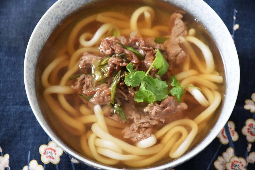 Niku Udon (肉うどん) – rozgrzewająca zupa z makaronem udon i wołowiną