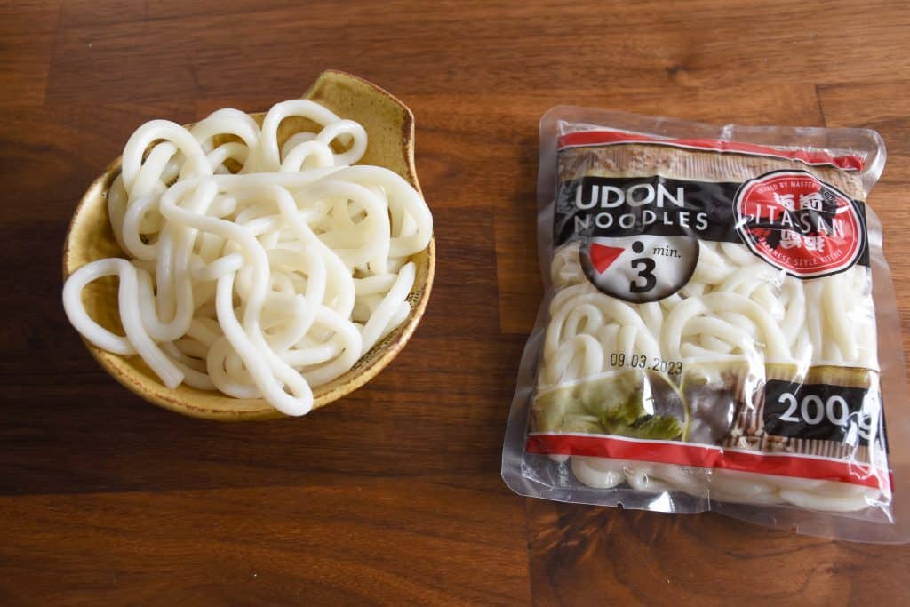 Niku Udon (肉うどん) – rozgrzewająca zupa z makaronem udon i wołowiną