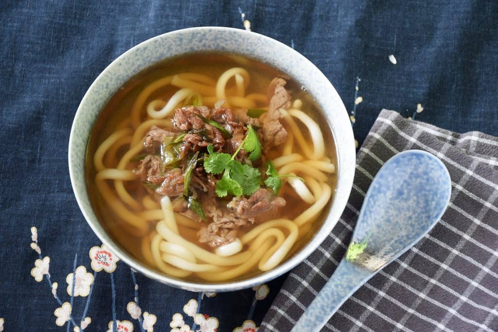 Niku Udon (肉うどん) – rozgrzewająca zupa z makaronem udon i wołowiną