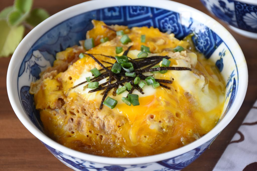 Tamagodon (玉子丼) – wegetariańska wersja dania Oyakodon (親子丼)