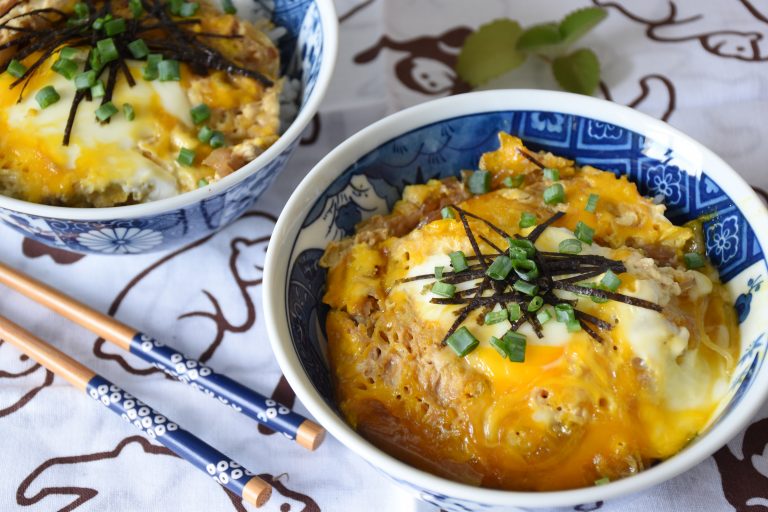 Tamagodon (玉子丼) – wegetariańska wersja dania Oyakodon (親子丼)